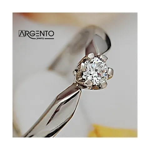 P036 Pierścionek z 0,10 ct brylantem