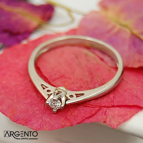 P037 Pierścionek z 0,06 ct brylantem