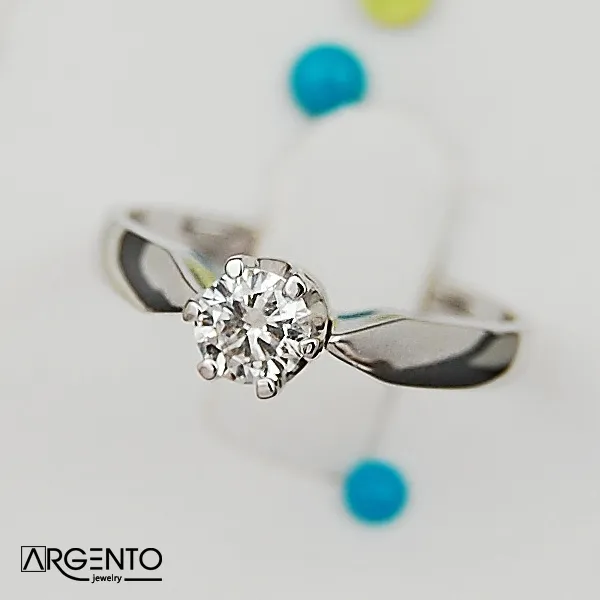 P041 Ekskluzywny pierścionek z 0,50 ct brylantem