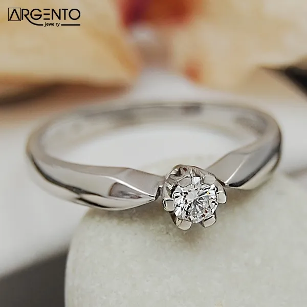 P036 Pierścionek z 0,10 ct brylantem