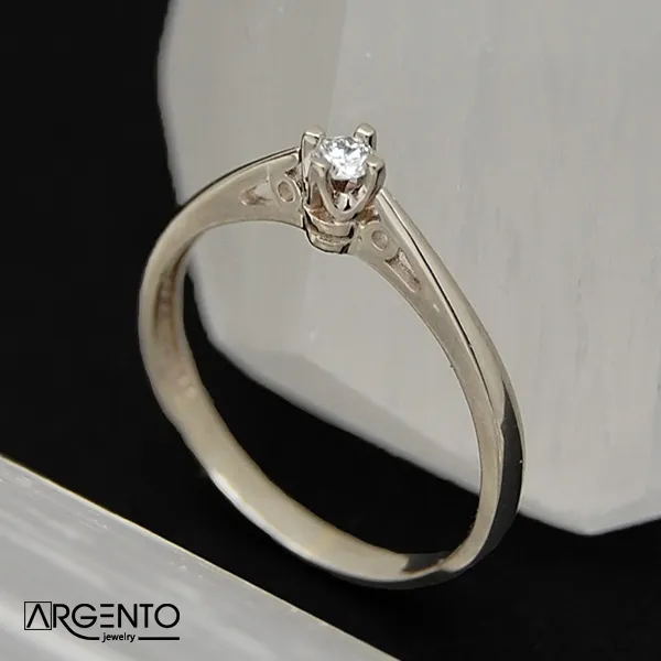P037 Pierścionek z 0,06 ct brylantem