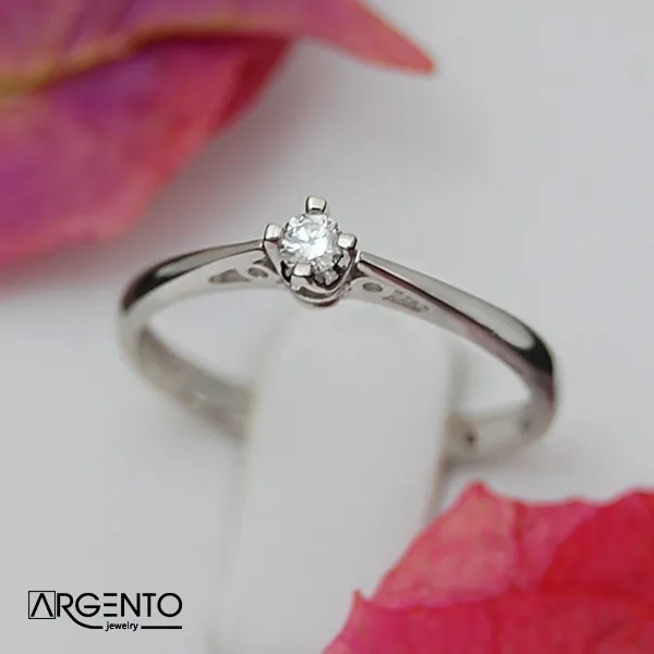 P037 Pierścionek z 0,06 ct brylantem