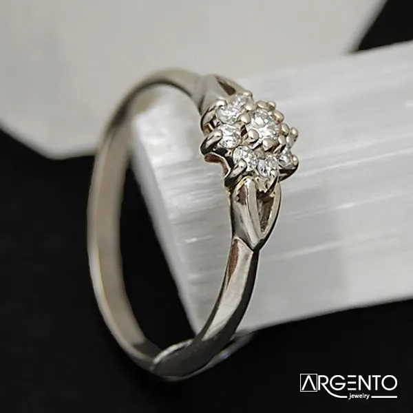 P038 Pierścionek z brylantami 0,16 ct