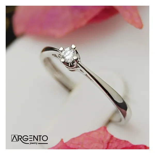 P037 Pierścionek z 0,06 ct brylantem
