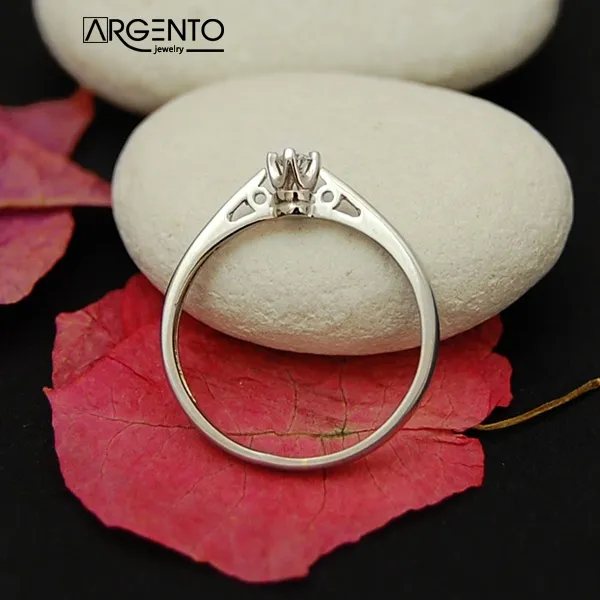 P037 Pierścionek z 0,06 ct brylantem
